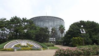 高い大きな温室が目立つところです