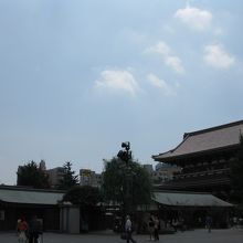 浅草寺の境内　五重塔はこの右手にあります