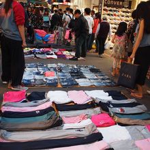 突然足下の地面に露店が出現。