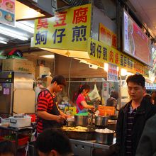 臭豆腐は、フードコートでも存在感が大きいです。