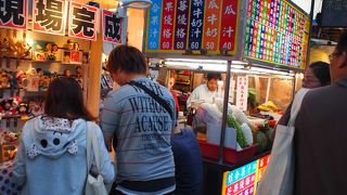 まだ早い時間から、フードコートは大賑わいでした