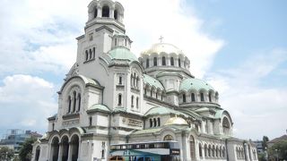 ソフィアのランドマーク、ブルガリア最大の寺院