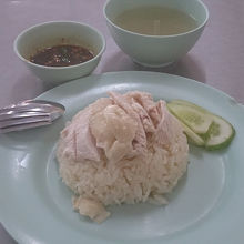 見た目はシンガポールのチキンライスに似てるけれど・・・