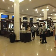 入り口付近にビュッフェがあります。