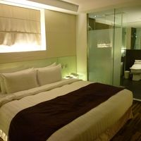 窓は枕の上の１か所のみです...