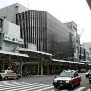 河原町駅（かわらまちえき）と地下道で連絡している烏丸駅（からすまえき）