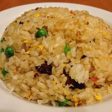 チャーハン。今回は作り置きでしょうか、パサパサチャーハンです