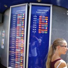 【運河めぐりツアー】国旗で案内言語がわかります。