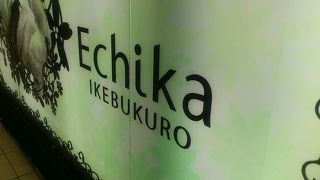 地下街を歩いていると、お店が散発的に現れます。