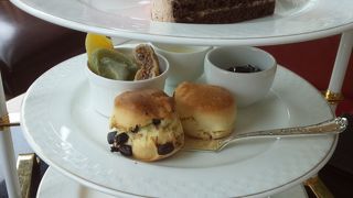 高い天井が気持ちいいカフェ