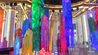 帰るお客様を見送るクリスタル