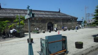 観光ルートに入っていますが、単なるお土産さん域を超えていないようで人もまばらです。