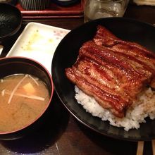 写真はうな丼（青葉）。これ以外にもうな丼、うな重などあり。