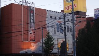 中島公園の駅を出ると、夜でしたら電飾で目立ちますが　日中は目立ちません
