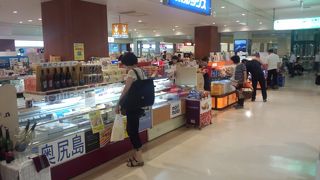 函館空港に入るおみやげ屋さん