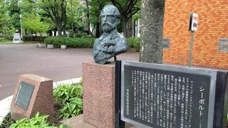 公園入口付近にあります!!