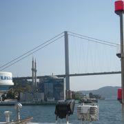 白い建物を海峡からボスポラス大橋とともに「オルタキョイ ジャーミィ」～イスタンブール～