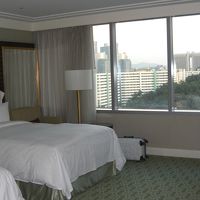 ベッドには、おしゃれな赤いカバーがついていたが、この日は無か