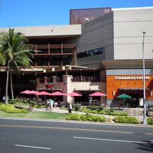 DFSの向かい側をアラモアナ方向に歩いて数分。隣がスタバ。