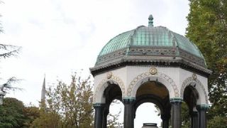 広場でゆっくりと「ドイツの泉」～イスタンブール～