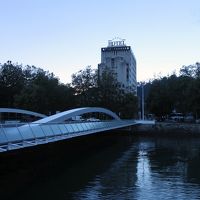 川沿いにたつホテル