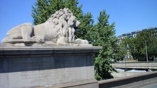 橋の両端に舌のないライオン像がいます。