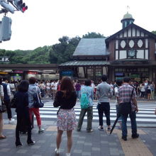 いつも混雑の表参道口