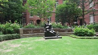 丸の内にある素敵な中庭