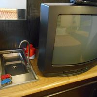 テレビの横に熱水、冷水の蛇口がありました。