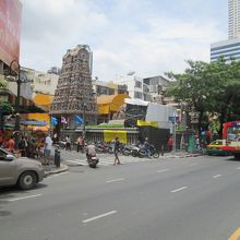 シーロム通り沿いにありますが、大規模改修中のようです