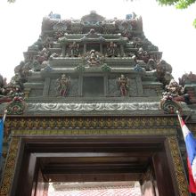 シーロム通りに開かれた門から境内に入りました