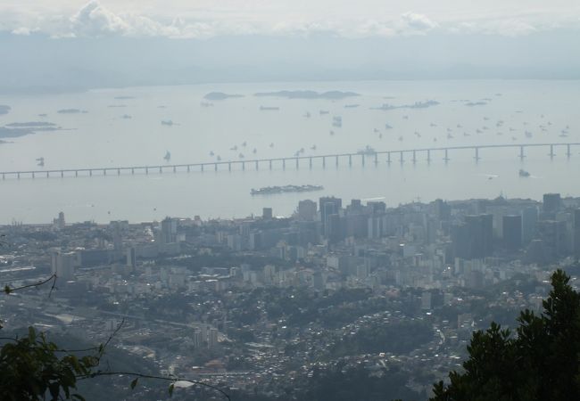 対岸のリテロイ市まで伸びる橋