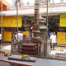 奥の本堂には信者の人でいっぱいで、入ることはできませんでした