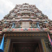 ソイ（路地）側にある立派な門が正門だと思います