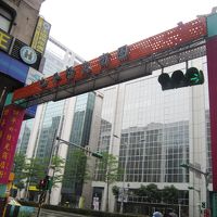 ホテルそばにある商店街です