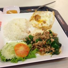 ガパオ飯。250円くらいでした。