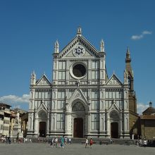 教会前の広場に面して、カフェや商店が立ち並んでいました