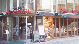 有楽町駅前のガラス張りのお洒落な感じ「マイアミ・ヴィッラ」～有楽町駅～