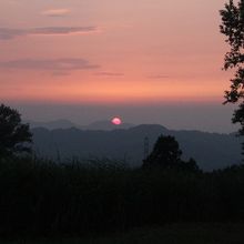 山に沈む夕陽