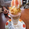 フルーツがたくさん入っている満足パフェ