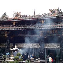 お線香の煙が立ちこめます