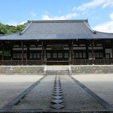 広々とした伽藍