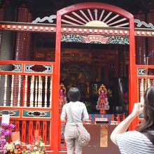 後殿には、関羽や媽祖など、道教の神様が祀られています