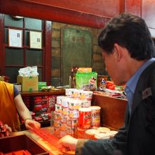 線香を買い求める人々