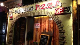 海外のパブにいるようなピザ屋