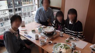 大阪道頓堀で大きなフグの看板のお店。4人で2人前という注文を気持ちよく受けてもらえました。