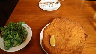 シュニッツェルでかすぎます。