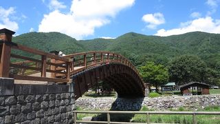 立派な木造の橋