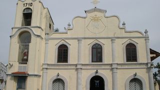 外観もステンドグラスも控えめにキレイな教会