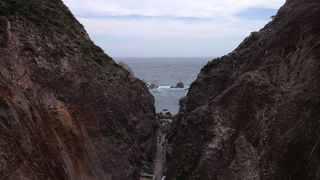 ダイナミックな景観の海中温泉。